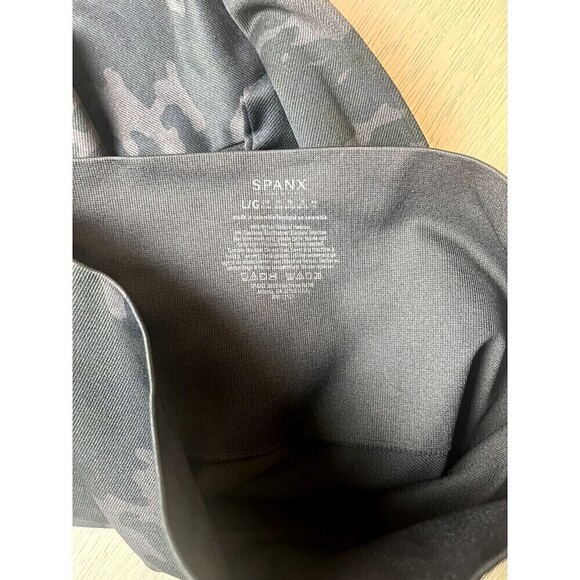 Spanx Look At Me Now Seamless Leggings Black Camo Large New Stretchy Comfortable - Picture 4 of 6